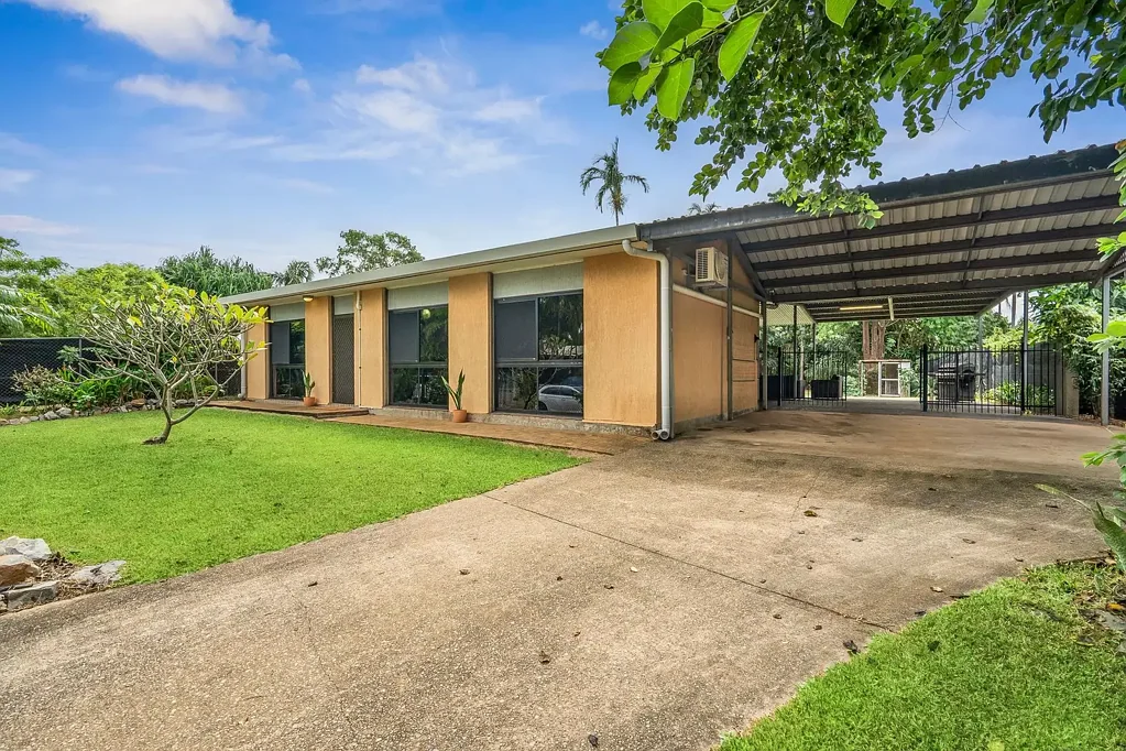 Karama 3房  A spacious, private home with endless potential
