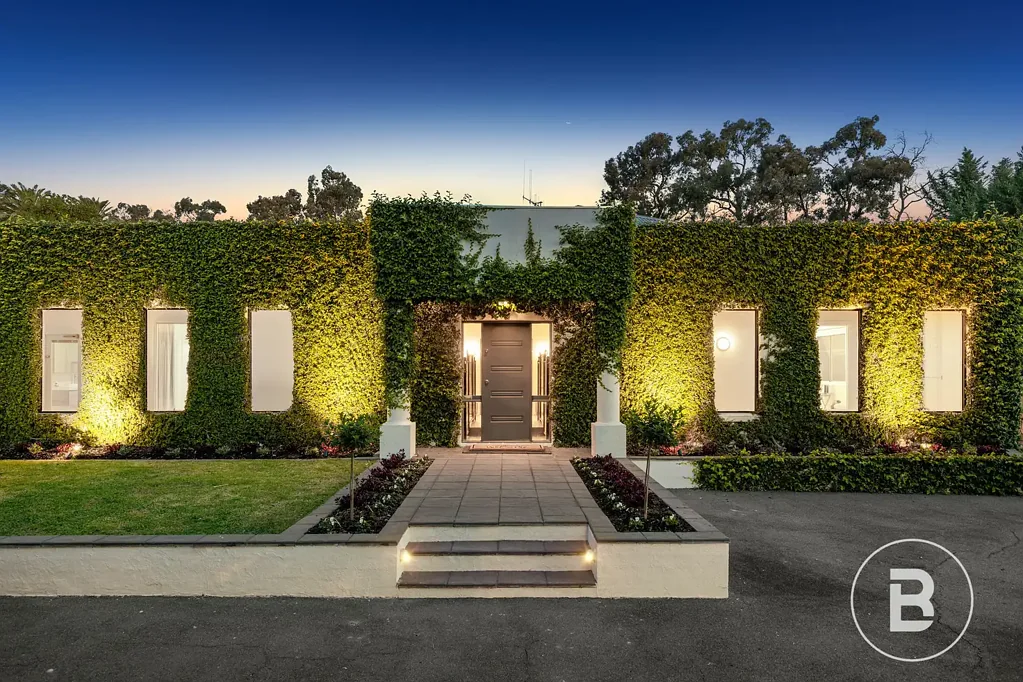 East Bendigo 4 Slaapkamer DISTINGUISHED EAST BENDIGO RESIDENCE ON EXPANSIVE BLOCK WITH UNIQUE POOLSIDE ENTRANCE