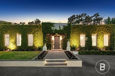 East Bendigo 4房  DISTINGUISHED EAST BENDIGO RESIDENCE ON EXPANSIVE BLOCK WITH UNIQUE POOLSIDE ENTRANCE