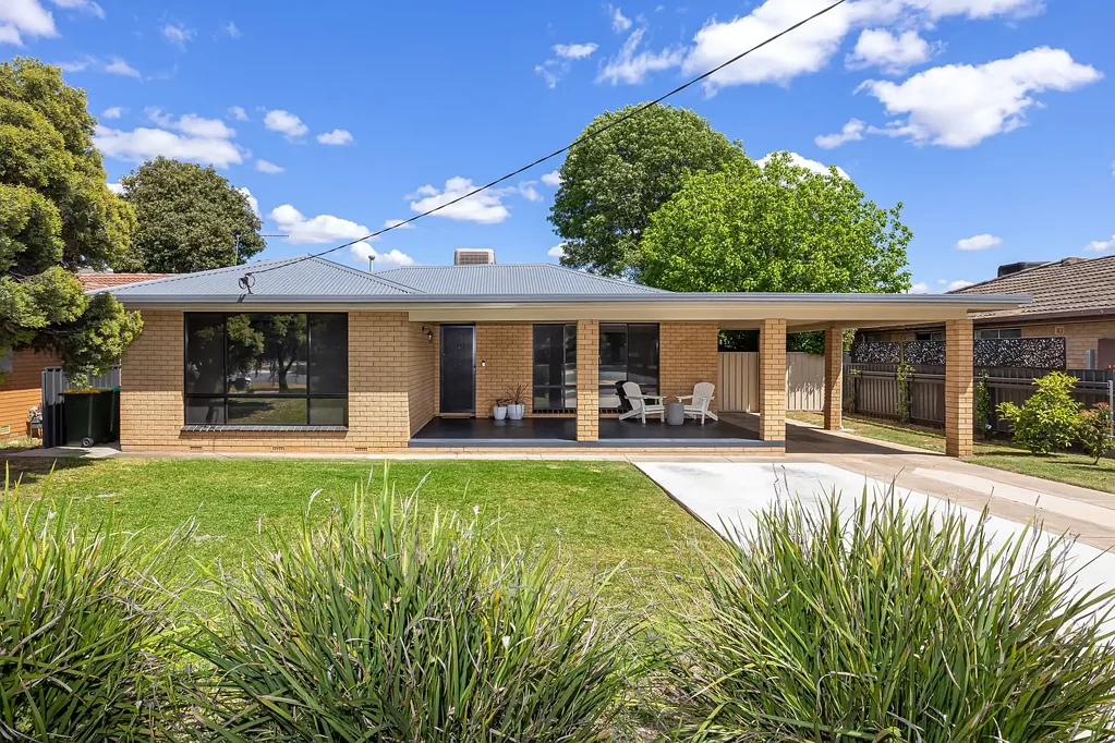 14 Main Street, Lake Albert, NSW 2650