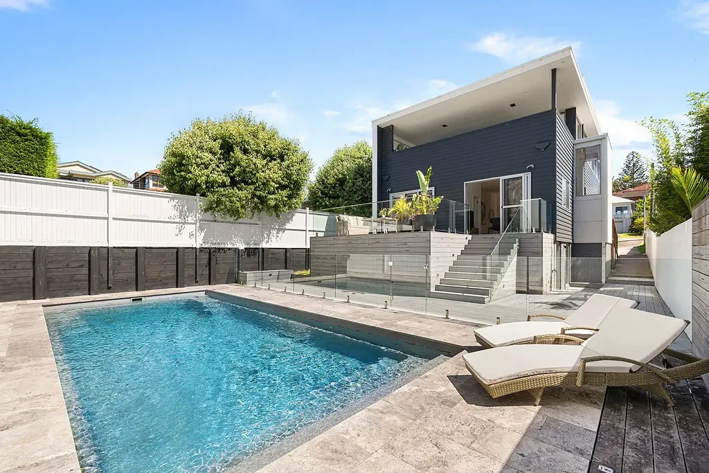 North Curl Curl 5chambre Spacious North Curl Curl home with ocean views and pool