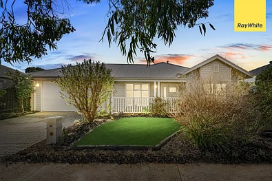 Eynesbury 4房 Eynesbury社区 618平米土地 Stunning weatherboard façade 多个生活区域 主套房套间 精美厨房 不锈钢电器 铺设地砖pergola 距小学游乐场近 宁静便利生活 First-class location and lifestyle with drive-through rear access on a 618m2 allotment.
