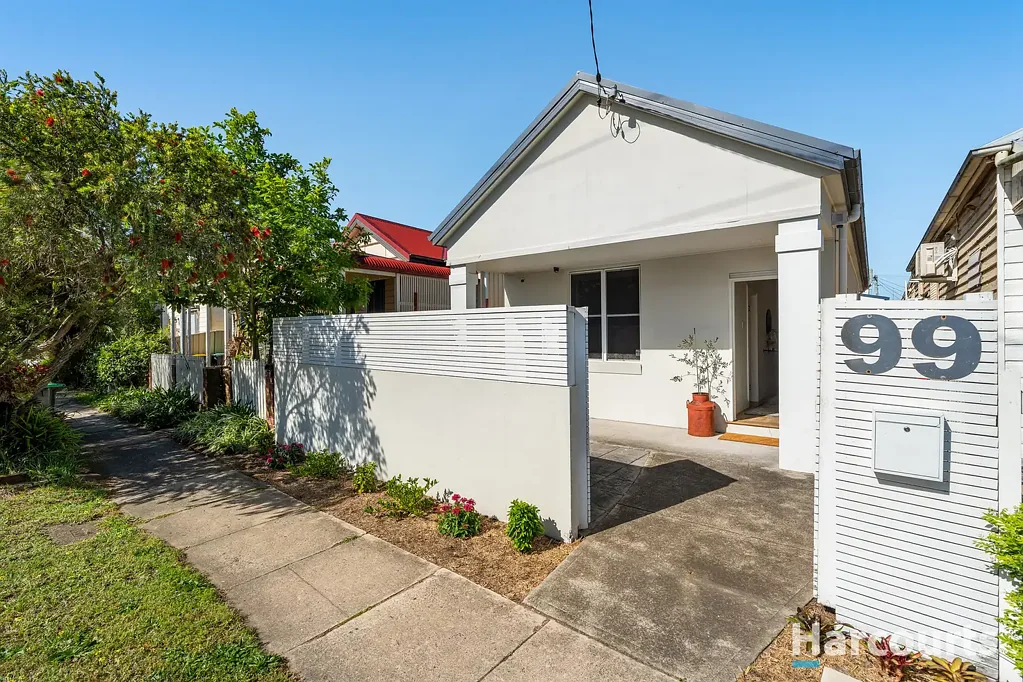 Mayfield 2침실 Stylish updates with secure parking and a great location