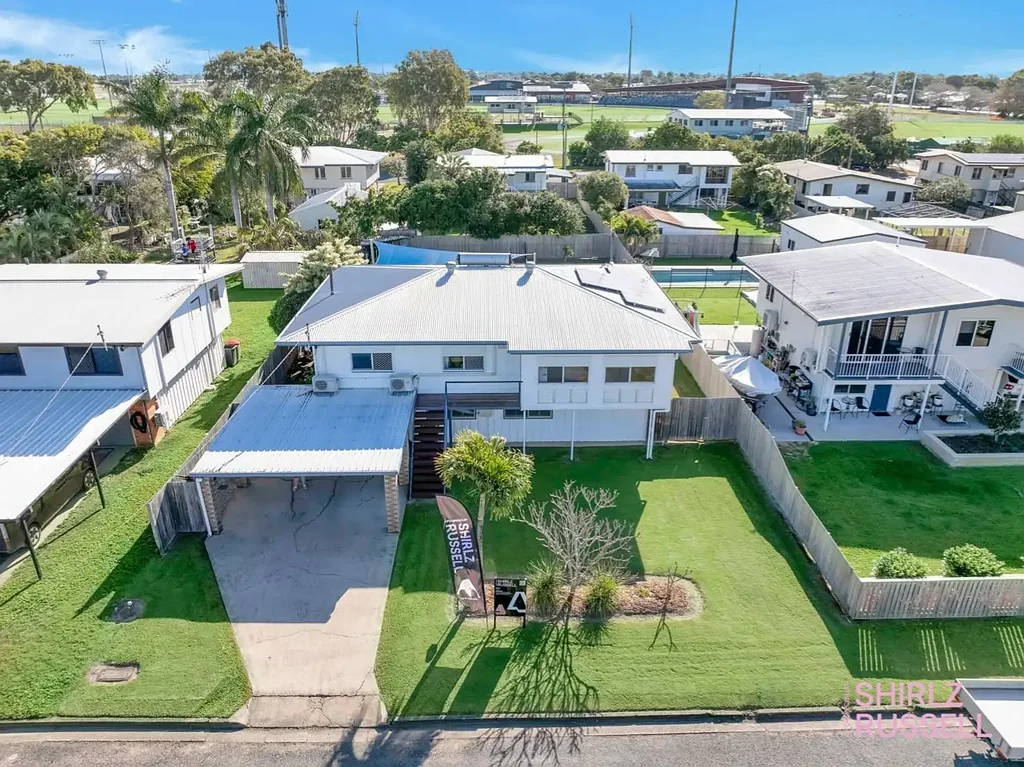 South Mackay 4房  Polished Floors, Dream Kitchen & Poolside Bliss