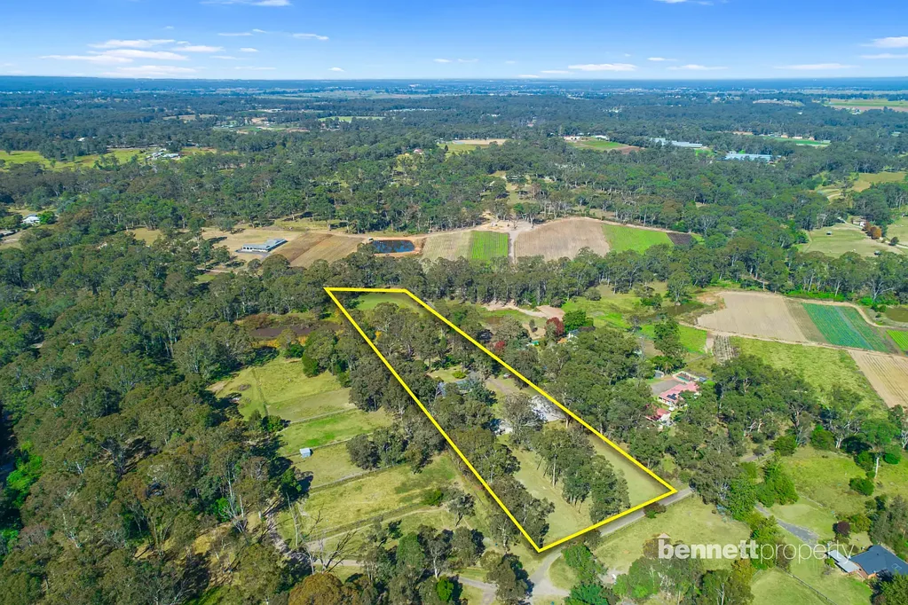 Glossodia 4房  GREAT OPPORTUNITY - 5 ACRES - LARGE SHED - FAMILY HOME NEEDS REPAIRS
