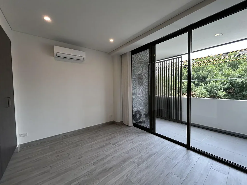 Contemporary Studio Apartment in Prime Location