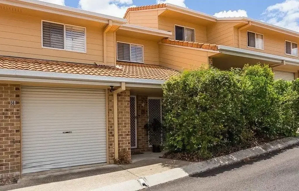 Beautiful 3 Bed Townhouse + Pool + Walk to Shops & Transport!