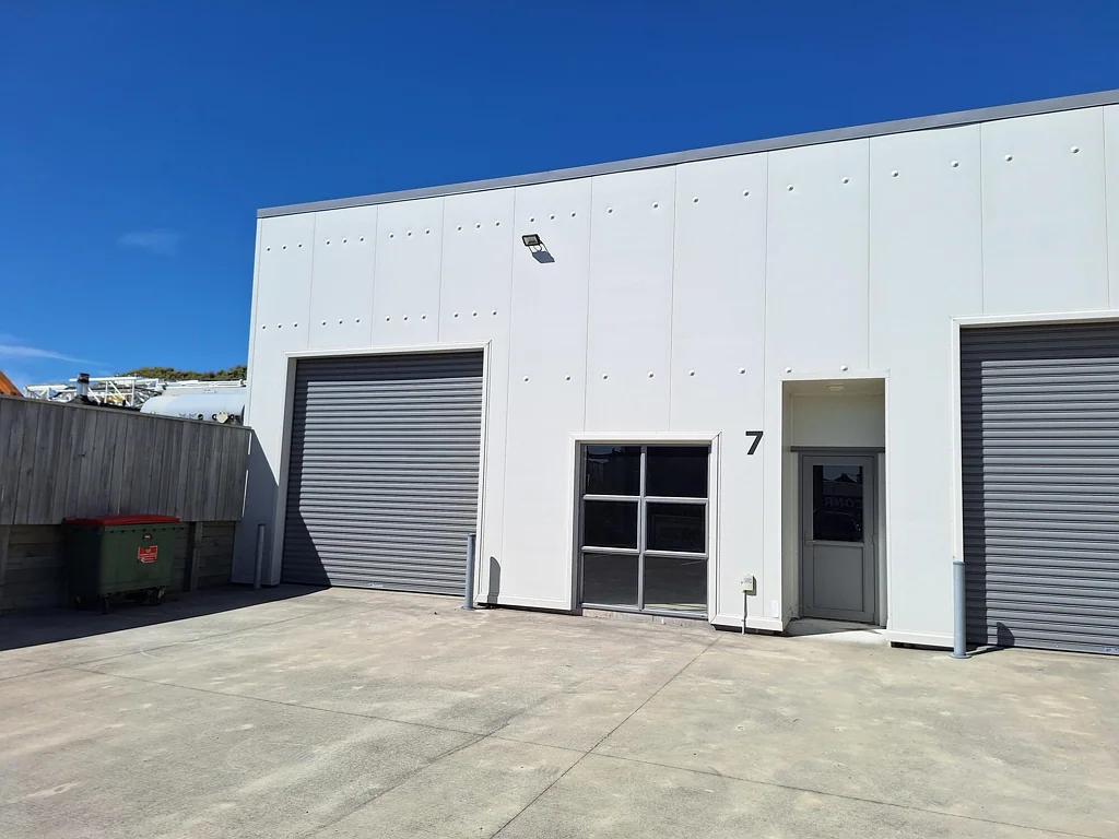 Bell Block Modern Workshop / Warehouse