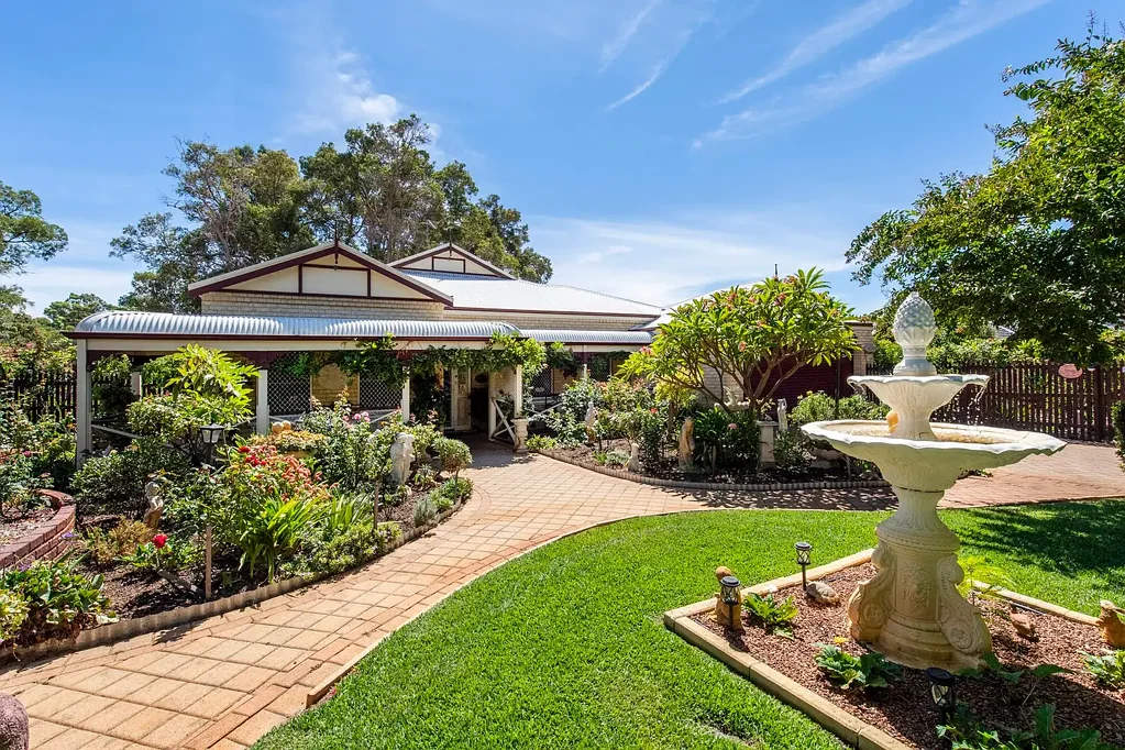 Greenfields 5Kwarto Federation-Style Homestead In Country Roads Estate.