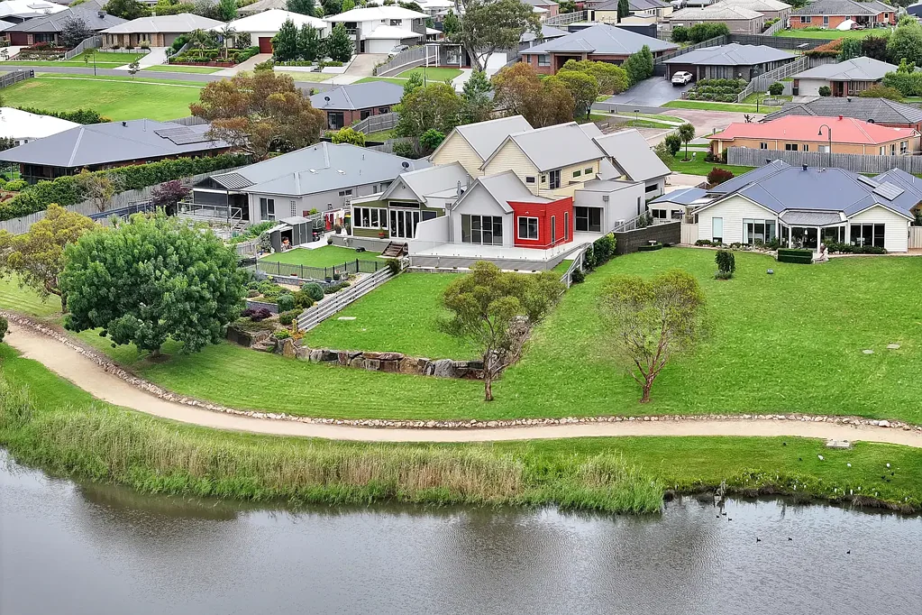 Bairnsdale 3 Bedroom Luxurious: Modern Design, Spacious Living, Prime Location