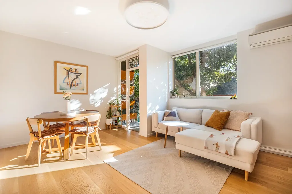 Prahran 2房 精品楼栋二楼 朝北采光充足 Miele厨房设备 阳光阳台树梢景观 街道停车位 CBD交通便捷 North-facing style in coveted lifestyle pocket