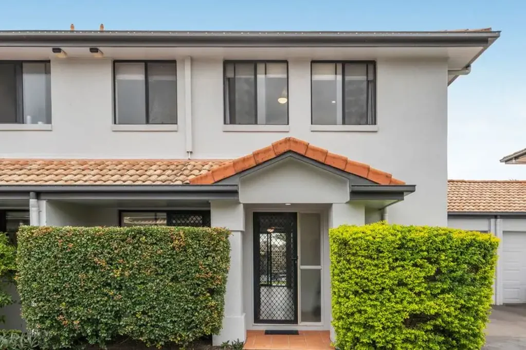 Carina 3침실 Effortless Living In Small Gated Complex, Ultra Convenient Locale