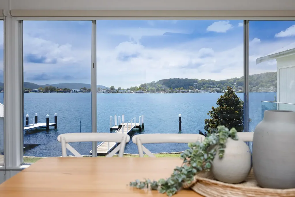 Blackwall 3chambre ABSOLUTE DEEP WATERFRONT WITH PRIVATE JETTY AND NORTHERLY ASPECT