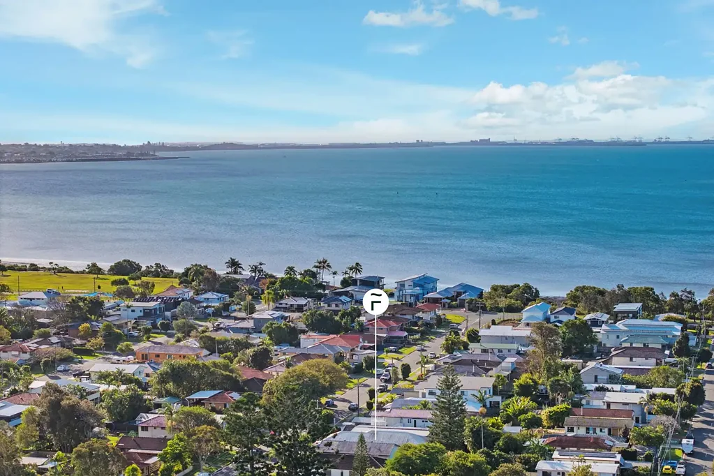 Birkdale 5Moenga Stunning Dual-Living Home Moments from the Waterfront