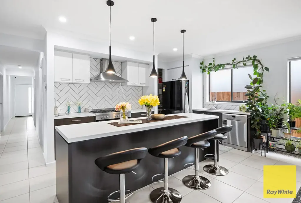Manor Lakes 4침실 "Perfect Family Living on 400sqm - Walk to Schools, Shopping & Transport"