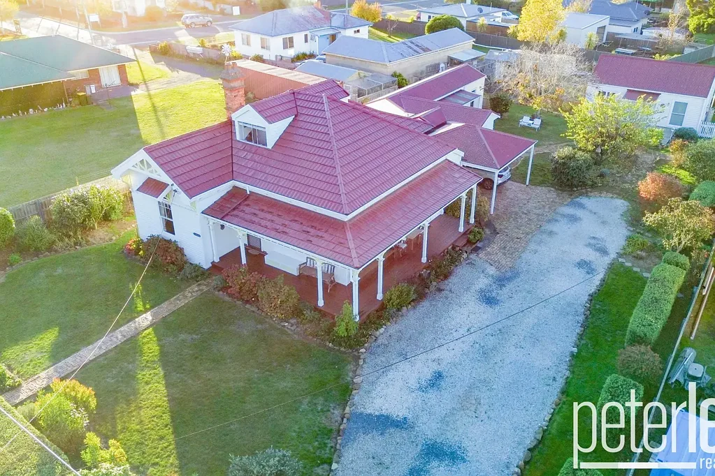 Westbury 5房  Immaculate Character Home with Additional Cottage
