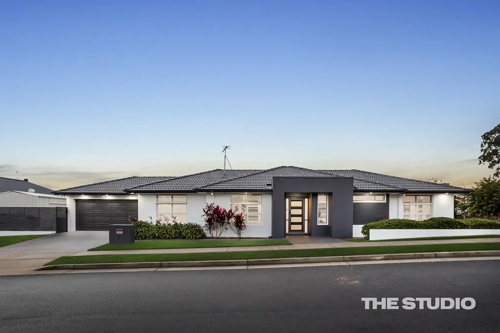 North Kellyville 3غرفة نوم Metricon-Built Elegance with Hamptons Kitchen and Work-From-Home Flexibility
