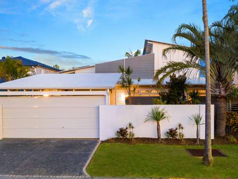 Bundall 5 Bedroom Live the Waterfront Dream in a Masterpiece of Modern Elegance