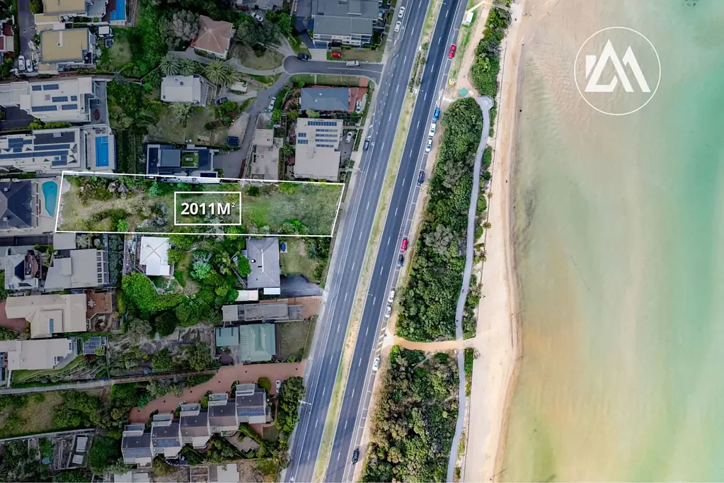 Frankston Frankston高学区 海岸线直面 2011sqm巨地 高地瞰湾景 成熟规划待启 精品开发潜力 A Landmark Coastal Holding of Rare Scale and Possibility