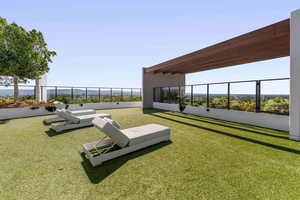 Varsity Lakes 2房  Modern North-Facing Corner Apartment with City and Coastal Views