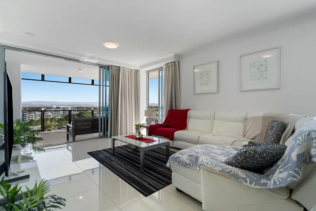 Biggera Waters 3部屋 Executive corner apartment with three bedrooms, home office, spacious balcony and panoramic views.