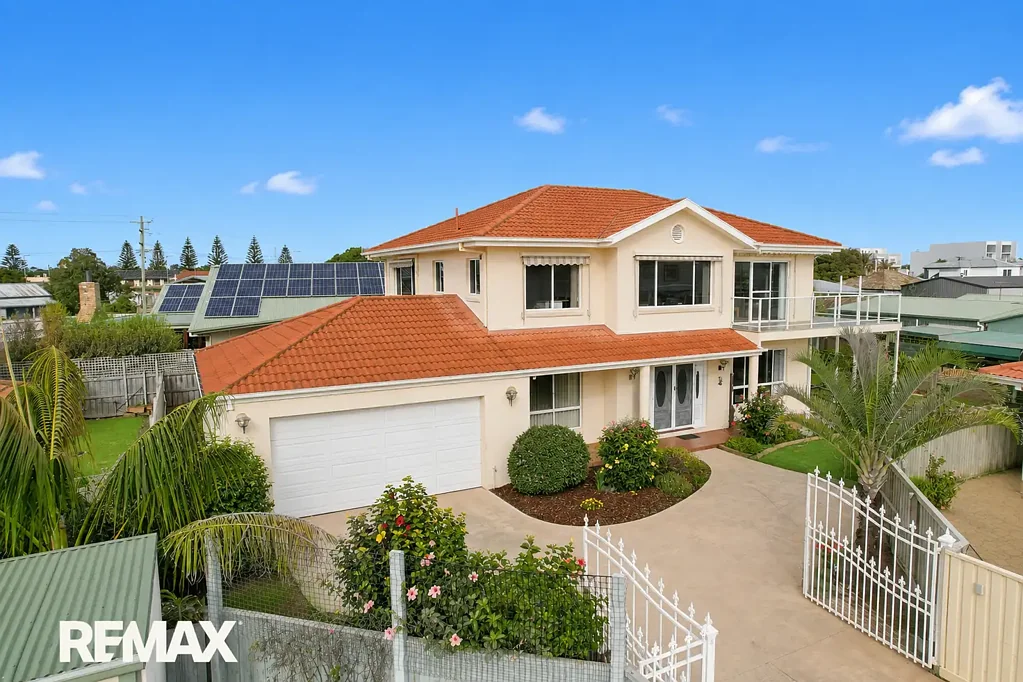Lakes Entrance 4部屋 Prestigious Home in Lakes Entrance with Water Views, Lift, Double Garage & A Few Steps to Shops and Cafés