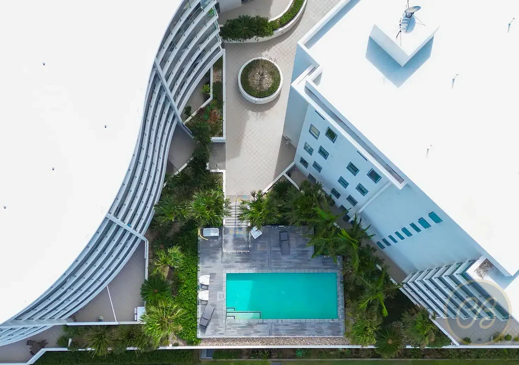 Woody Point 3房 Woody Point湾畔奢居 192m²公寓 Moreton Bay壮丽景观 度假村式泳池 落地玻璃水景 Smeg高端厨房 主卧套房带浴缸 两大卧室全景车位 Exclusive Coastal Living with Panoramic Moreton Bay Views