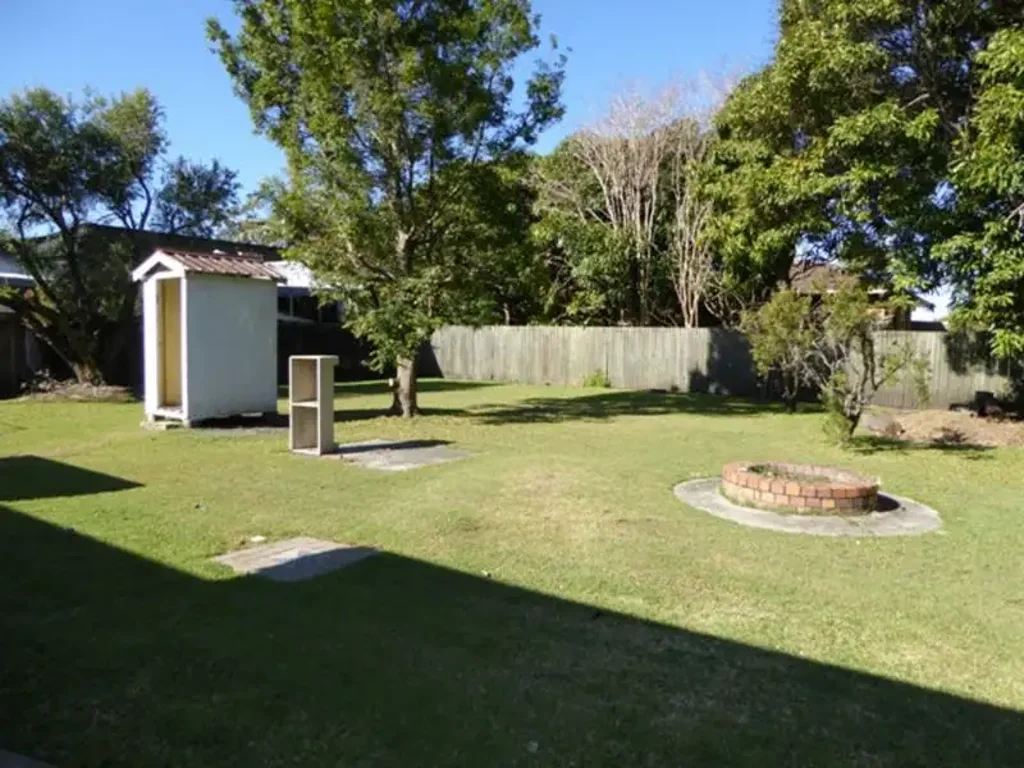 Quaint Cottage - Huge Yard