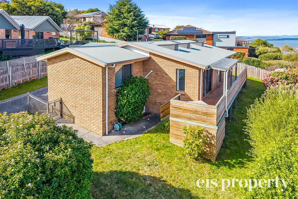 Blackmans Bay 3બેડરૂમ Charming Family Home with Stunning River Views in Prime Blackmans Bay Location