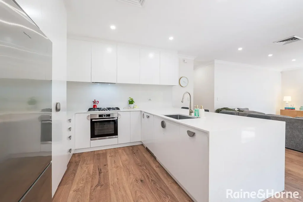 Five Dock 3部屋 Stylish North-Facing 3 bedroom Villa Offering Space, Privacy & Lifestyle