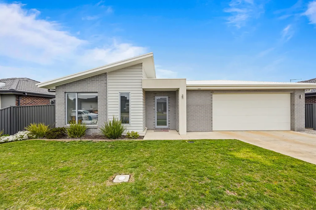 11 Beaston Way, Lucas, VIC 3350