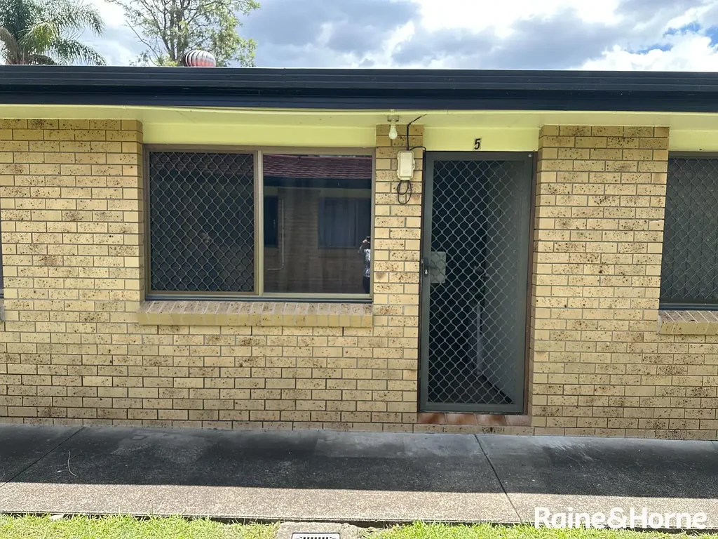 Rare Lowset Villa in a Convenient Woodridge Location