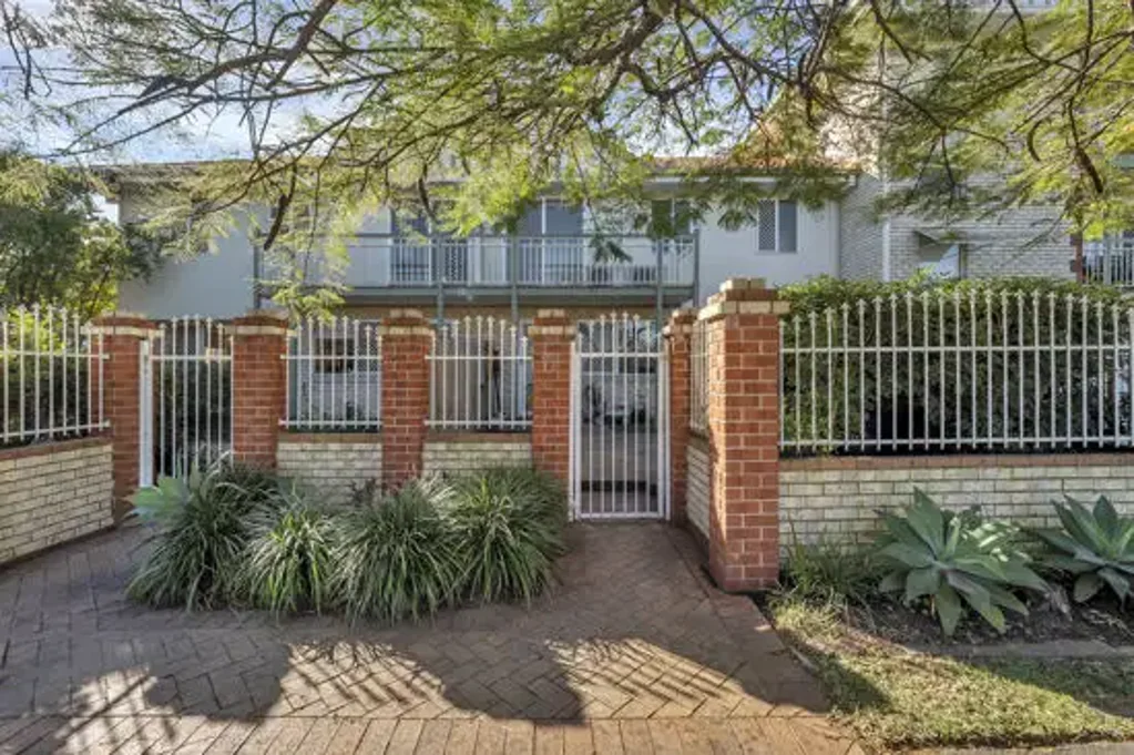 Aspley 3 Bedroom Stylish Renovation - Spacious Townhouse in Gated Complex - Aspley