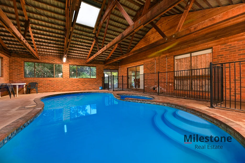 Devon Meadows 5침실 Exquisite Acreage Living: Close to Amenities and Prime for Future Growth!