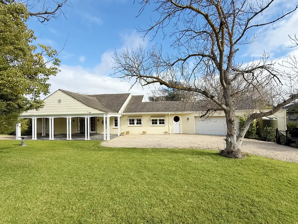 Spacious Family Home with Multiple Living Areas and Panoramic Views!