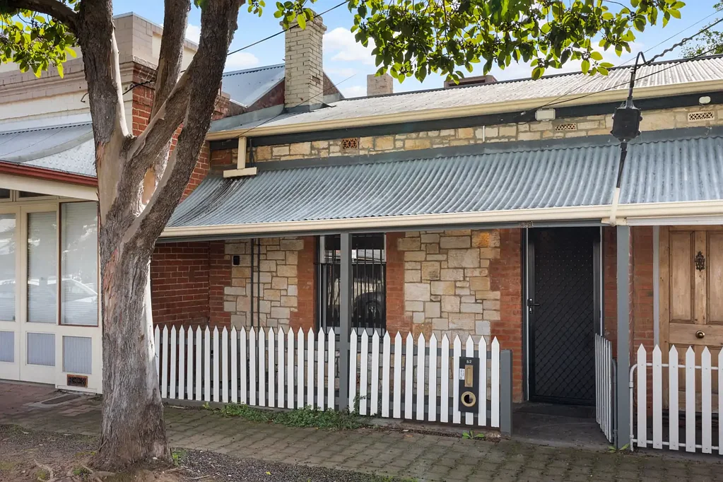 *FULLY FURNISHED* Charming Character Renovated Cottage