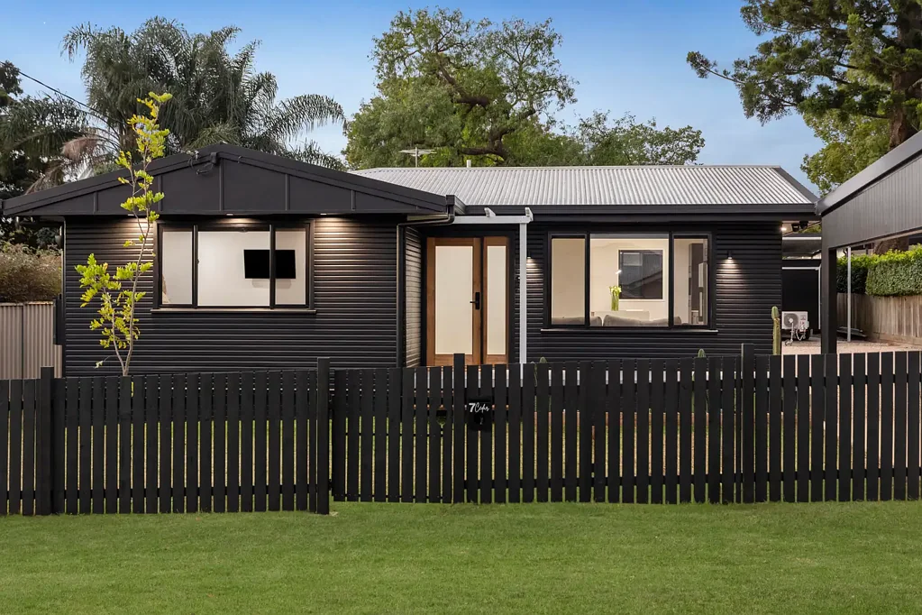 East Toowoomba 3બેડરૂમ Stylish Renovation in Prime East Toowoomba Pocket with 6m x 9m Powered Shed