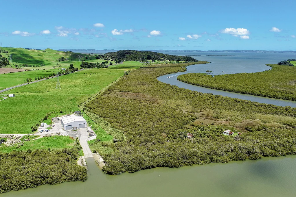 Glorit LIQUIDATION SALE:
Fish, farm and boatshed!