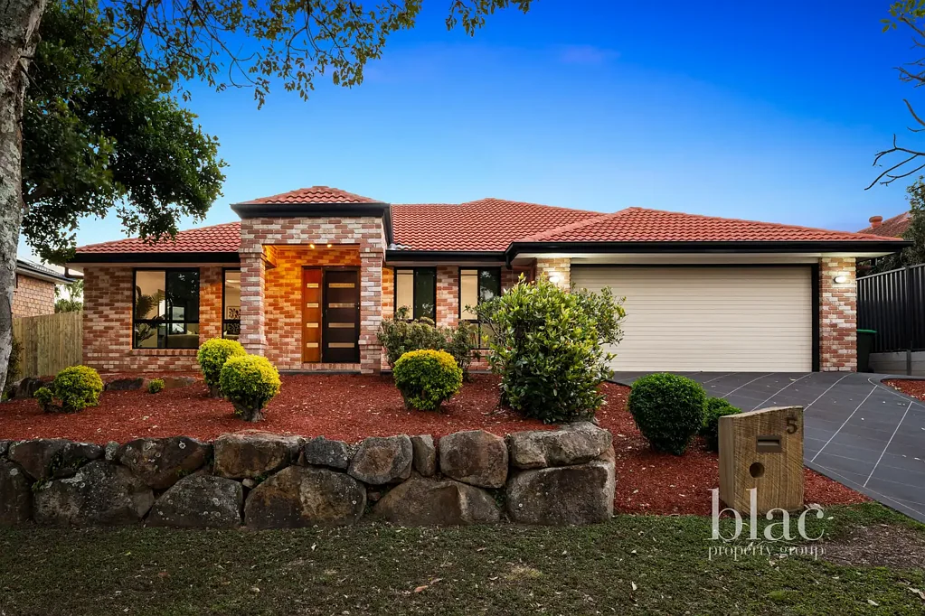 North Lakes 4房 Lake Eden 优质死胡同内，占地831平方米的度假村式家庭生活 Resort-Style Family Living on 831m² in a Premium Lake Eden Cul-de-sac