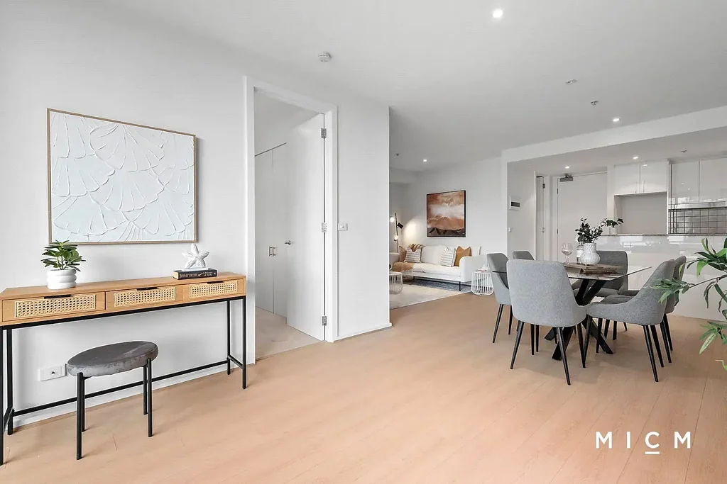 UNFURNISHED FLOORBOARD TWO BEDROOM ONE CARPARK APARTMENT LOCATED IN BAYSHORE APARTMENTS - PORT MELBOURNE !!!