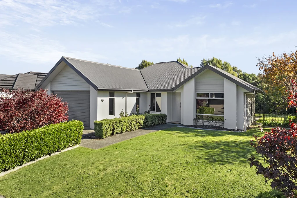 Stoke 3房  Extensive Family Living close to Schools