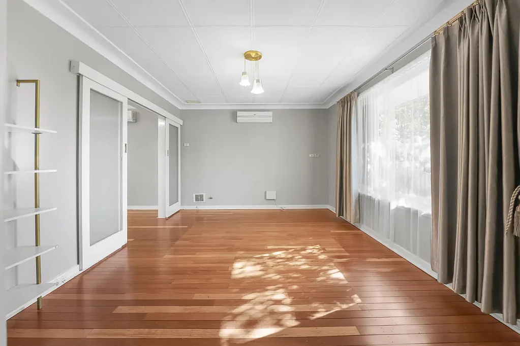 Gosnells 3ห้องนอน Renovated Character Home on a Generous R30 Block with Drive-Through Access