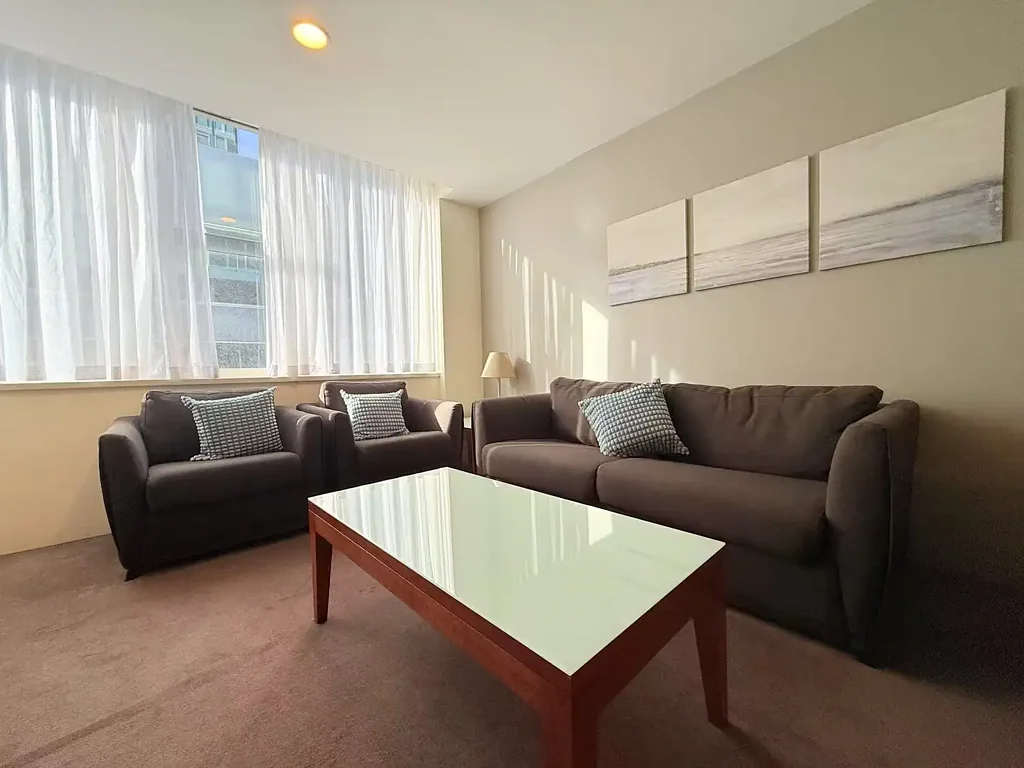 Charming Super large size 1 Bedroom apartment （60 sqm）in St Kilda Rd (Fully furnished and Bills Included *）