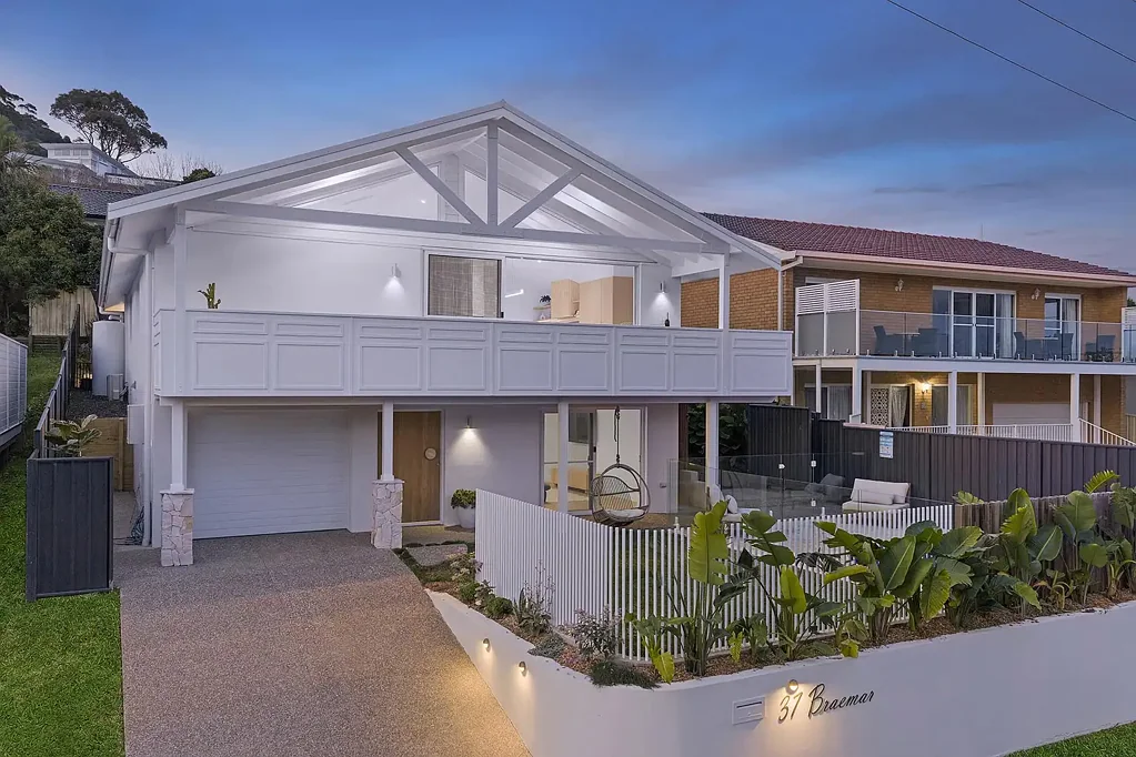 Wamberal 4房  Spectacular Beachside Living – Incredible Ocean Views