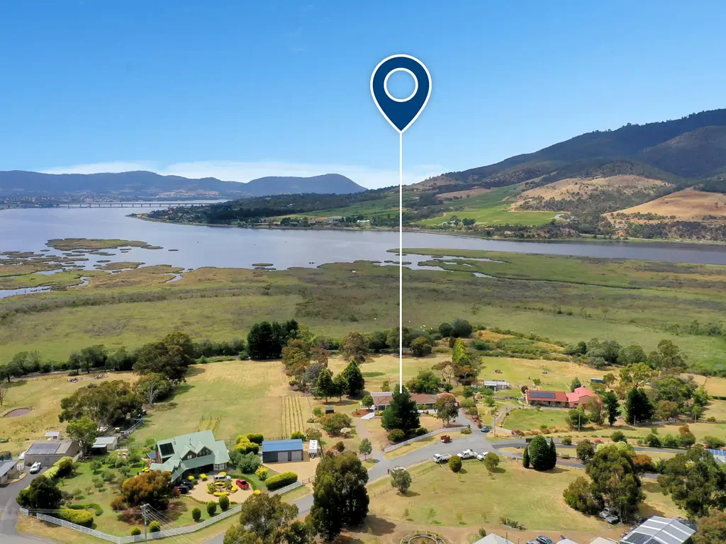 Dromedary 4Kwarto Spacious Family Living on Over 4 Acres in Sought-After Dromedary