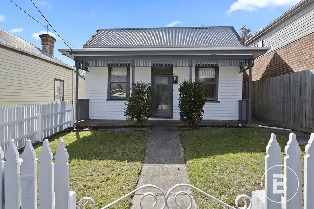 Golden Point 4ਬੈੱਡਰੂਮ CHARACTER-FILLED FAMILY LIVING IN PRIME GOLDEN POINT LOCATION