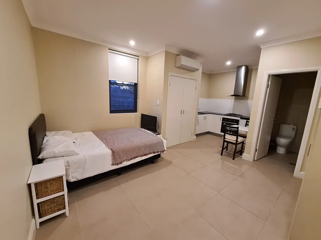 STUDIO LIVING IN THE HEART OF STRATHFIELD!