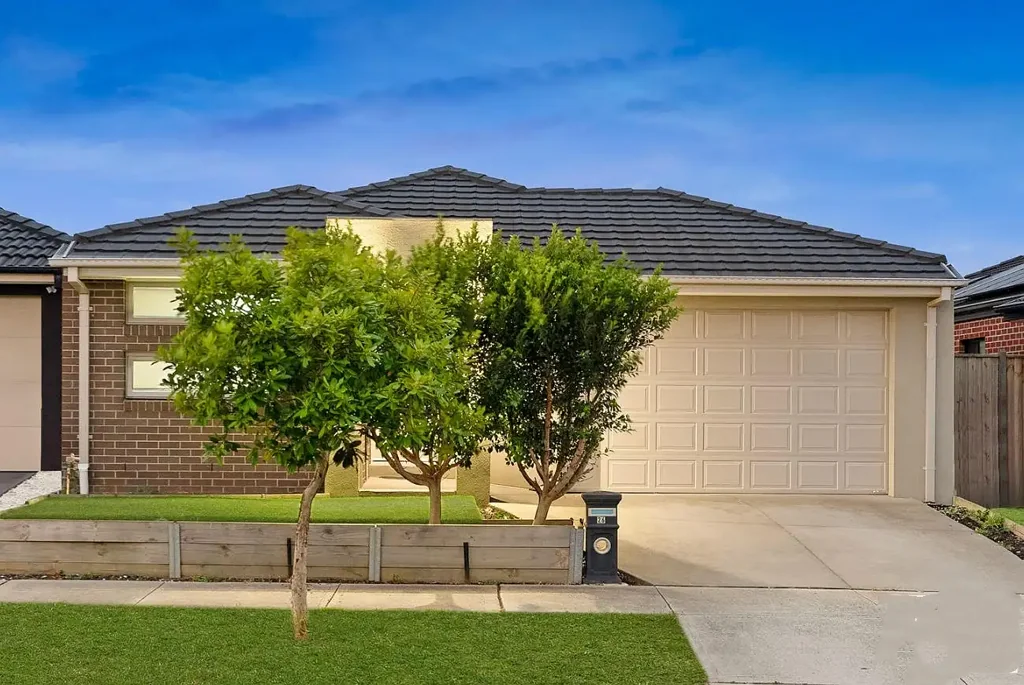 Stylish Family Living  With  Brand New   Splity  System in  Everyroom