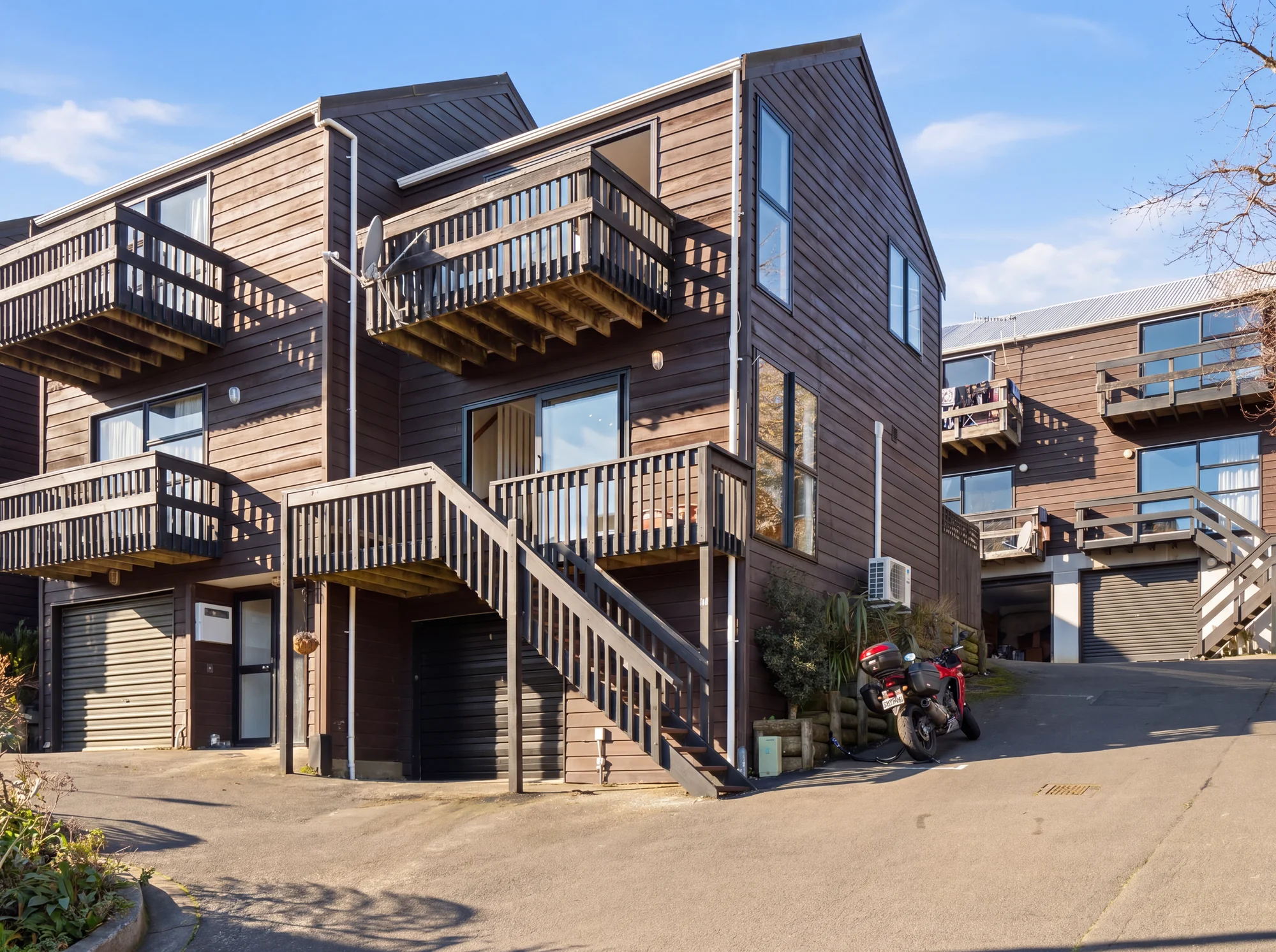 Hataitai 2침실 SUN-DRENCHED CORNER TOWNHOUSE WITH GARAGE
