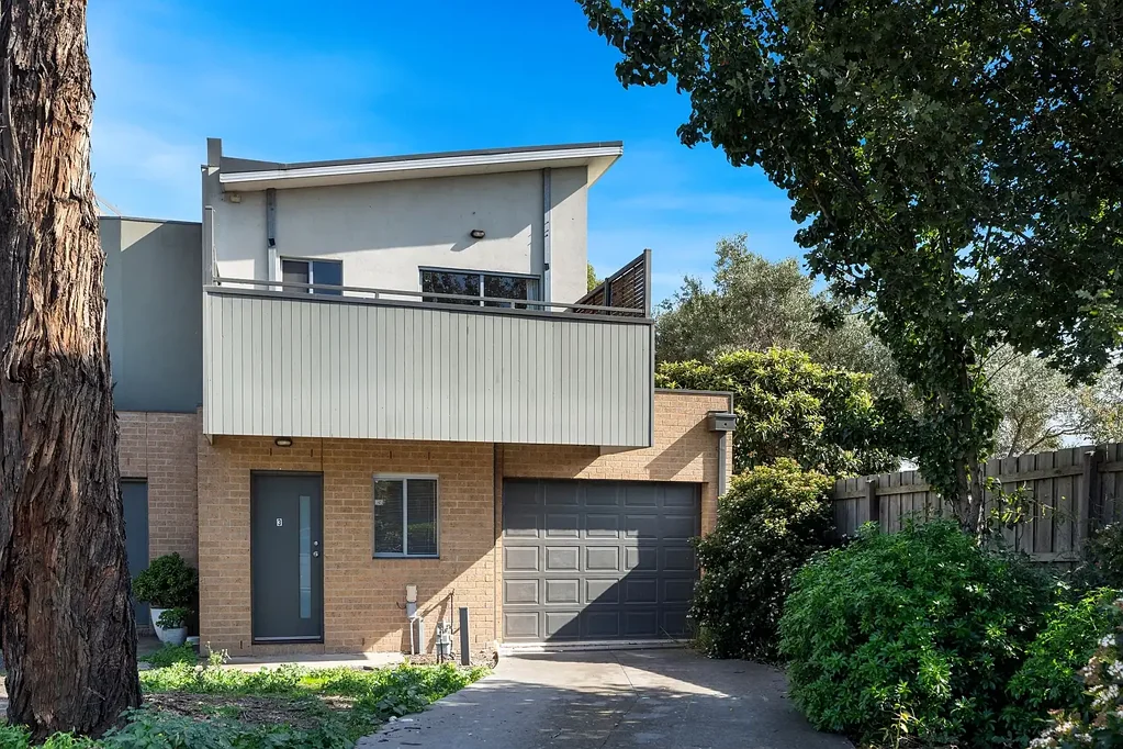 Broadmeadows 2Zimmer Modern package in a prime court position